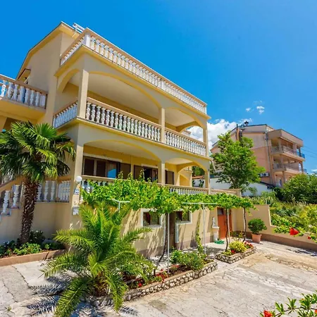 Two-bedroom Near Sea 6 아파트